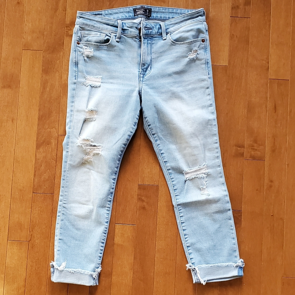 Abicrombie and fitch Harpor ancle distressed, stretch jeans.